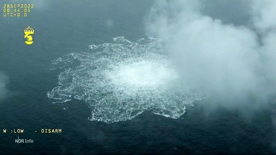 Gas tritt nach der Explosion an der Nordstream-Pipeline im Wasser aus. © Screenshot 