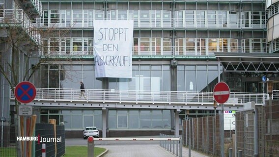 Ein großes Banner an der Gebäudefassade des markanten Gebäudekomplexes des Verlagshauses Gruner+Jahr: "Stoppt den Ausverkauf" ist groß darauf zu lesen. © Screenshot 