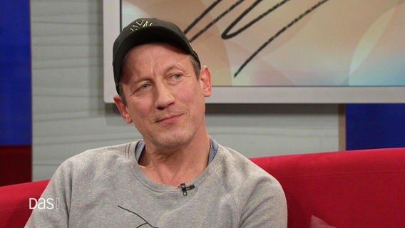 Schauspieler Wotan Wilke Möhring zu Gast auf dem roten Sofa. © Screenshot 