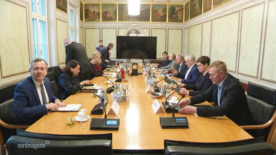 Politikerinnen und Politiker sitzen gemeinsam an einem großen Tisch. © Screenshot 
