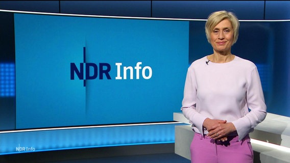 Susanne Stichler moderiert NDR Info © Screenshot 