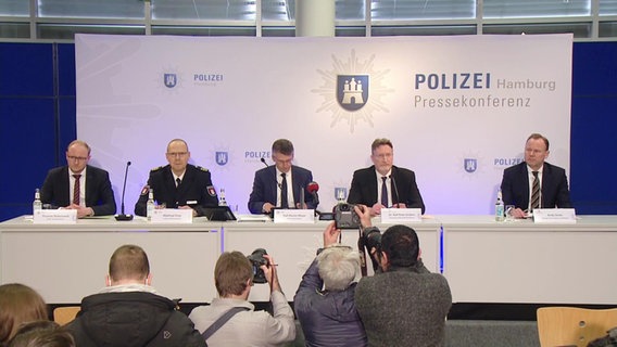 Hamburg Innensenator Andy Grote (SPD, r.) spricht auf einer Pressekonferenz im Polizeipräsidium. © Screenshot 