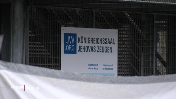 Ein Schild mit der Aufschrift "Königreichssaal Jehovas Zeugen". © Screenshot 