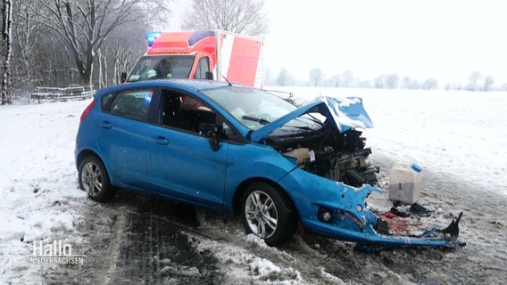 Ein Unfallauto steht auf einer verschneiten Landstraße. © Screenshot 