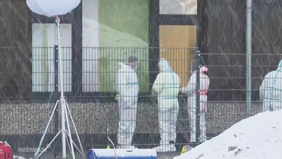 Drei Personen untersuchen den Tatort. © Screenshot 