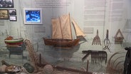 Eine Museumswand mit maritimen Gegenständen. © Screenshot 