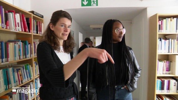 Aminata Touré mit einer Mitarbeiterin des Frauennotrufs in Kiel. © Screenshot 