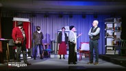 Fünf Schauspieler stehen auf einer kleinen Theaterbühne. © Screenshot 