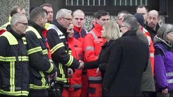 Bundesinnenministerin Faeser gibt Rettungskräften die Hand. © Screenshot 