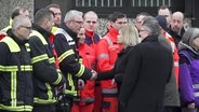 Bundesinnenministerin Faeser gibt Rettungskräften die Hand. © Screenshot 