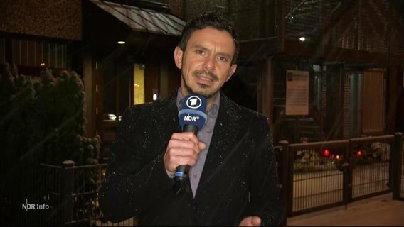 Reporter Peter Jagla berichtet live vor Ort. © Screenshot 