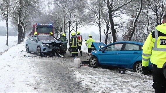 Zwei Unfallautos auf einer verschneiten Landstraße. © Screenshot 