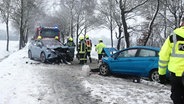 Zwei Unfallautos auf einer verschneiten Landstraße. © Screenshot 