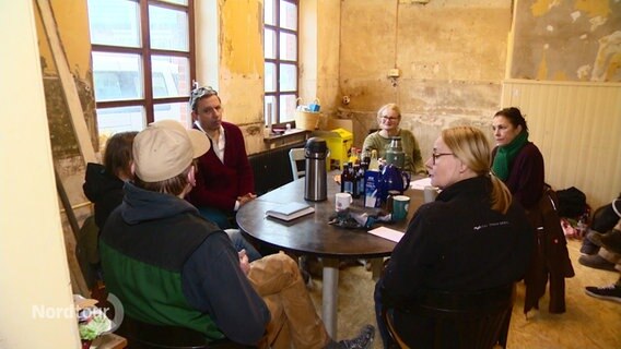 Rocko Schamoni und andere Helfer im ehemaligen Dorfkrug in Gadendorf. © Screenshot 