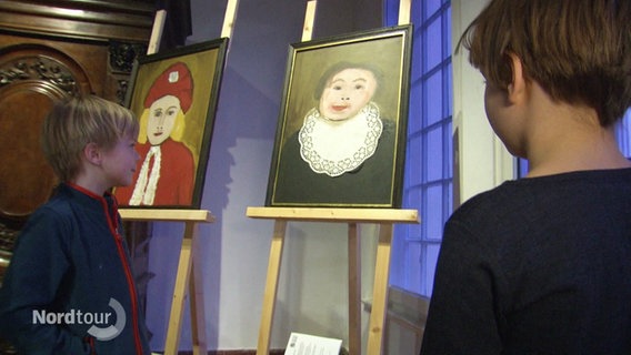 Zwei Jungs mit ihren selbstgemalten Bildern im Focke Museum. © Screenshot 