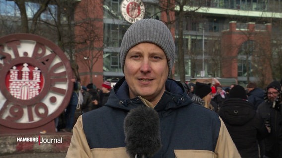 NDR Reporter Sebastian Rieck berichtet nach einem Spiel des FC St. Pauli vom Millerntorstadion. © Screenshot 