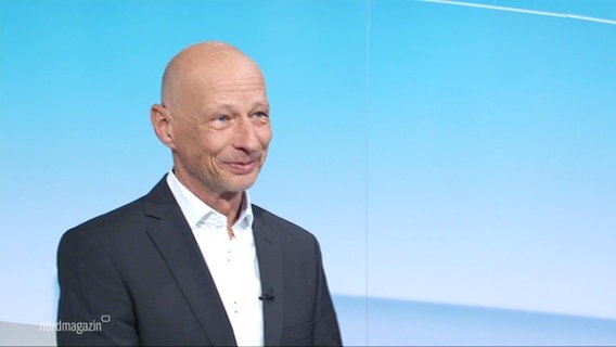 Uwe Wendorf schaut lächelnd seine Interviewpartnerin an. © Screenshot 
