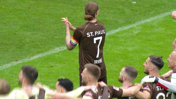 St. Paulis Kapitän Jackson Irvine von hinten. © Screenshot 