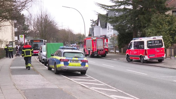 Autos von Polizei und Feuerwehr stehen in einer Straße. © Screenshot 