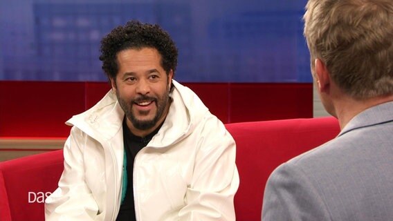 Sänger Adel Tawil auf dem Roten Sofa bei DAS! © Screenshot 