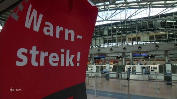 Ein Banner mit der Aufschrift "Warnstreik!" am leeren Hamburger Flughafen © Screenshot 