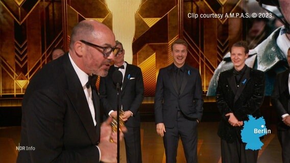 Regisseur Edward Berger nimmt einen Oscar entgegen © Screenshot 