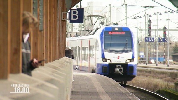 Eine Bahn bei der Einfahrt in einen Bahnhof © Screenshot 