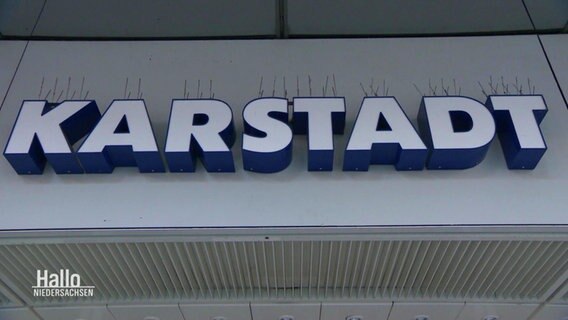Das Logo des Kaufhauses Karstadt an der Fassade einer Filiale © Screenshot 
