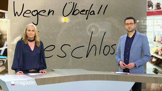 Christopher Scheffelmeier und Hariet Heise moderieren das Schleswig-Holstein Magazin. © Screenshot 