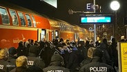 "Fans" von Hansa Rostock haben auf der Heimreise nach einem Auswärtsspiel eine Tankstelle in Büchen geplündert. © Screenshot 