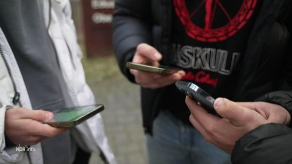 Jugendliche hängen am Smartphone. © Screenshot 