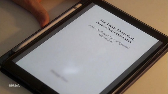 Das Buch des Hamburger Attentäters ist auf einem iPad zu sehen. © Screenshot 