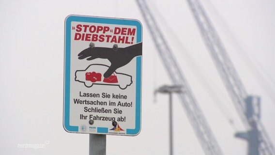Ein Schild auf einem Parkplatz macht auf Autodiebstahl aufmerksam. © Screenshot 