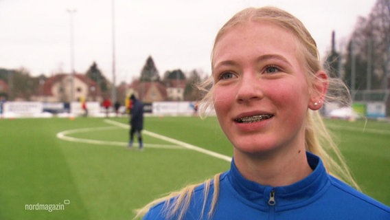 Eine Fussballspielerin von Hansa Rostock im Interview. © Screenshot 