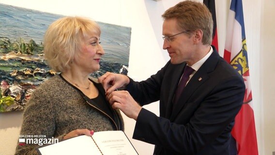 Ministerpräsident Günther verleiht Inna Shames das Bundesverdienstkreuz. © Screenshot 