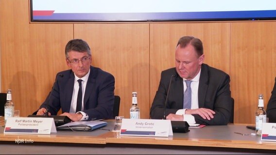 Polizeipräsident Meyer und Innensenator Grote (SPD) auf der Landespressekonferenz. © Screenshot 