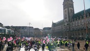 Menschen demonstrieren vor dem Hamburger Rathaus. © Screenshot 