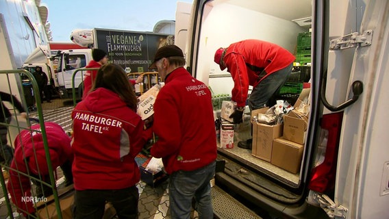 Mitarbeiter der Hamburger Tafel verladen Lebensmittel. © Screenshot 