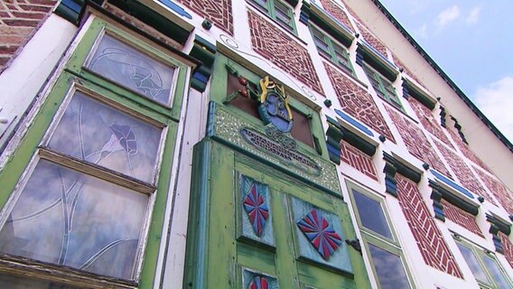 Ein romantisches Fachwerkhaus kann im alten Land bestaunt werden. © Screenshot 