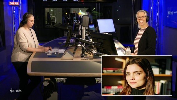 Moderatorin Birgit Langhammer und Gäste im Studio der NDR Info Redezeit. © NDR 