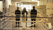 Drei Personen im Stasi-Untersuchungsgefängnis. © Screenshot 