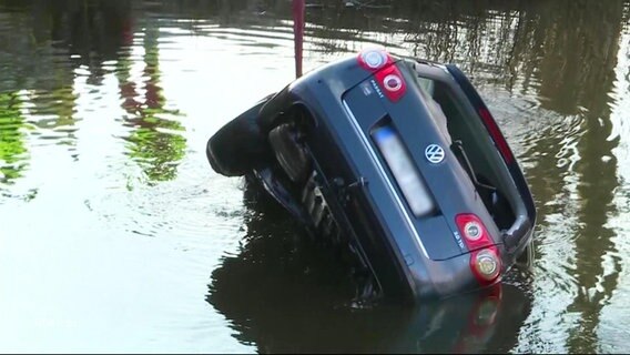 Ein Auto ist wegen Glätte in einem Fluss gelandet. © Screenshot 