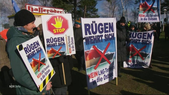 Protestierende auf Rügen demonstrieren gegen ein LNG-Terminal. © Screenshot 