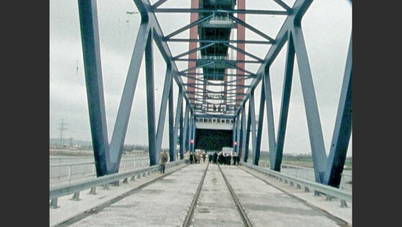 Schienen laufen mittig über die Fahrbahn der Kattwykbrücke im Hamburger Hafen, historische Aufnahme vom 21. März 1973. © Screenshot 