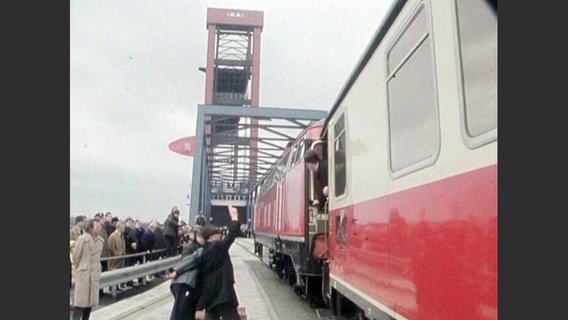 Ein Zug der Hafenbahn fährt zur Eröffnung am 21. März 1973 über die Kattwykbrücke im Hamburger Hafen. © Screenshot 