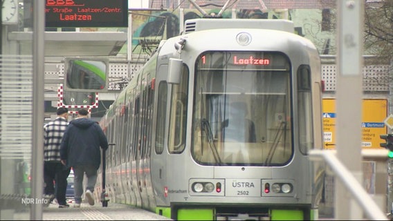 Eine Straßenbahn hält an einer Haltestelle. © Screenshot 