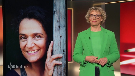 Julia Westlake moderiert das Kulturjournal © Screenshot 
