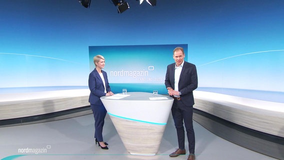 Thilo Tautz moderiert Land und Leute und Ministerpräsidentin Manuela Schwesig ist zu Gast im Studio  . © Screenshot 
