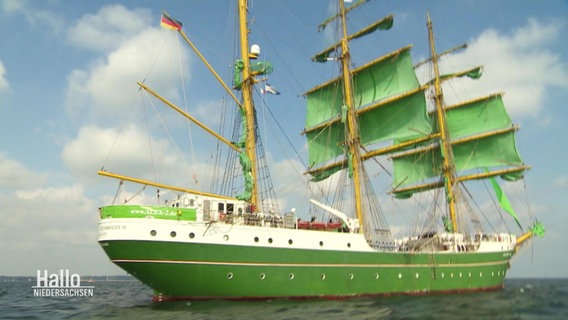 Ein großes Segelschiff auf dem Wasser © Screenshot 