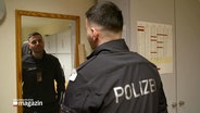 Ein Polizeianwärter betrachtet sich im Spiegel. © Screenshot 